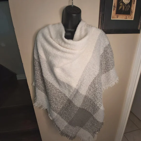 Oversized grey & white Scarf - Picture 4 of 13